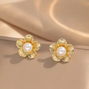 236 Pearl Flower Earrings / Gold