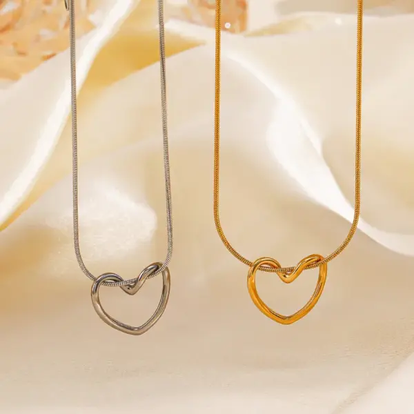 Wholesale PVD Coated 18K Gold Plated Heart Shape 304 Stainless Steel Simple Style Classic Style Commute Waterproof Non Tarnish 304 Stainless Steel Pendant Necklace