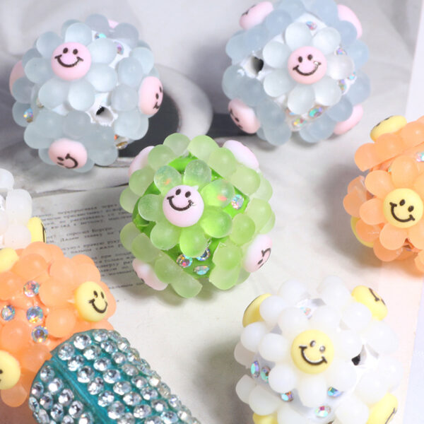 oly-962d4b8af3971adef3839f3cd92ef894 Wholesale Smiley sunflower beads can be strung with straight holes to make DIY phone keychains and jewelry.