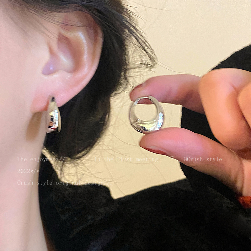 Wholesale Geometric oval plain ring autumn and winter ear buckle women's fashion temperament high-end earrings cold wind commuting all-match ear jewel