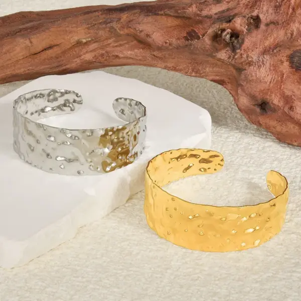 Wholesale PVD Coated Real Gold Plated Solid Color 304 Stainless Steel Exaggerated Simple Style Waterproof Non Tarnish 304 Stainless Steel Bangle