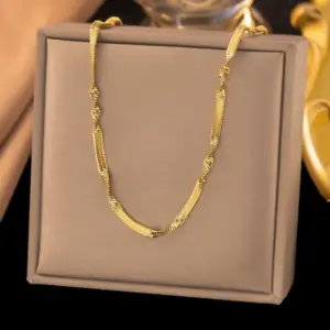 46【H1336】Twisted Blade Chain Necklace / Gold