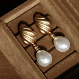 50# Silver Needle Mid-Ancient Water Drop Pearl Striped Earrings