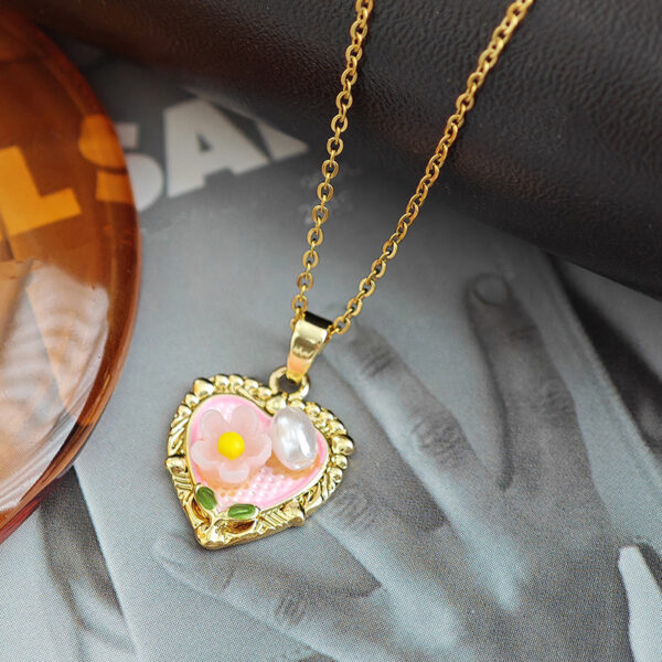 Wholesale Hot-Selling Heart Flower Necklace for Women, Niche Retro Light Luxury Pearl Clavicle Chain, Fashionable and Versatile Accessory