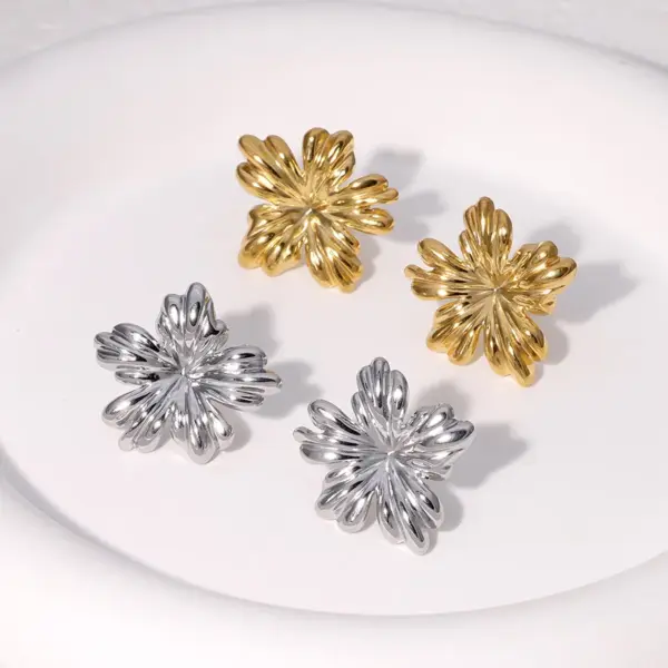 304 Stainless Steel Flower PVD Coated 18K Real Gold Plated 18K Gold Sweet Simple Style Waterproof Non Tarnish Plating Ear Studs