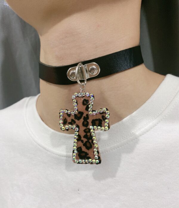 Wholesale Original homemade handmade personalized niche hot girl jewelry genuine leather leopard-print Diamond-embedded cross necklace collar