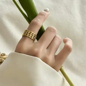 A06J / Adjustable Opening