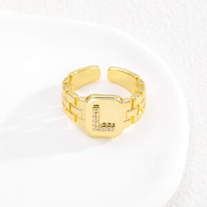 L / The opening is adjustable