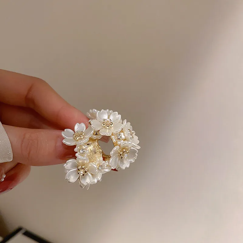 Wholesale Glam Flower Copper Gold Plated Rhinestones Ear Studs 1 Pair