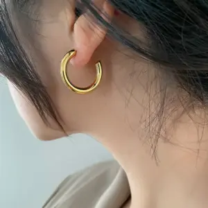 39 [Ag338] 25 MC-Shaped Earrings / Gold