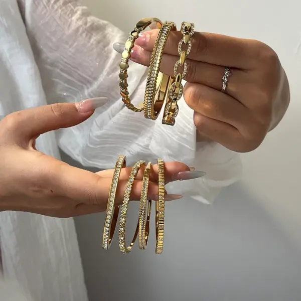 Wholesale Elegant Simple Stainless Steel 18K Gold Embedded Zircon Heart Round Geometric Bracelet Luxury Jewelry Women's Fashion Accessory