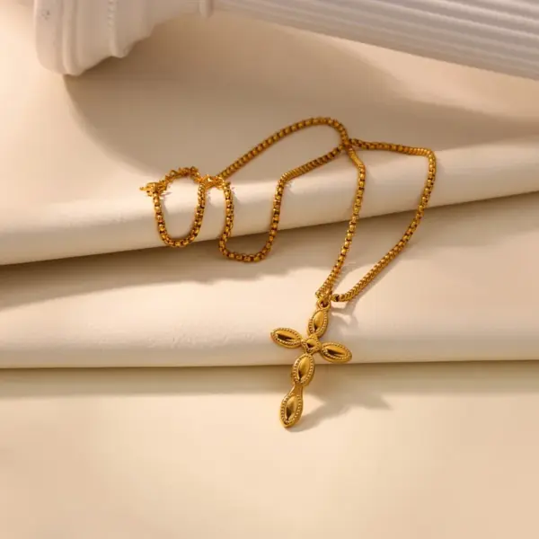 Wholesale 18K Gold Plated 304 Stainless Steel Vacuum Electroplated Zircon Cross Lip Crab Spider Electroplated Cable Chain/Cross Chain/O Chain Pendant Necklace Unisex Party Holiday Gift