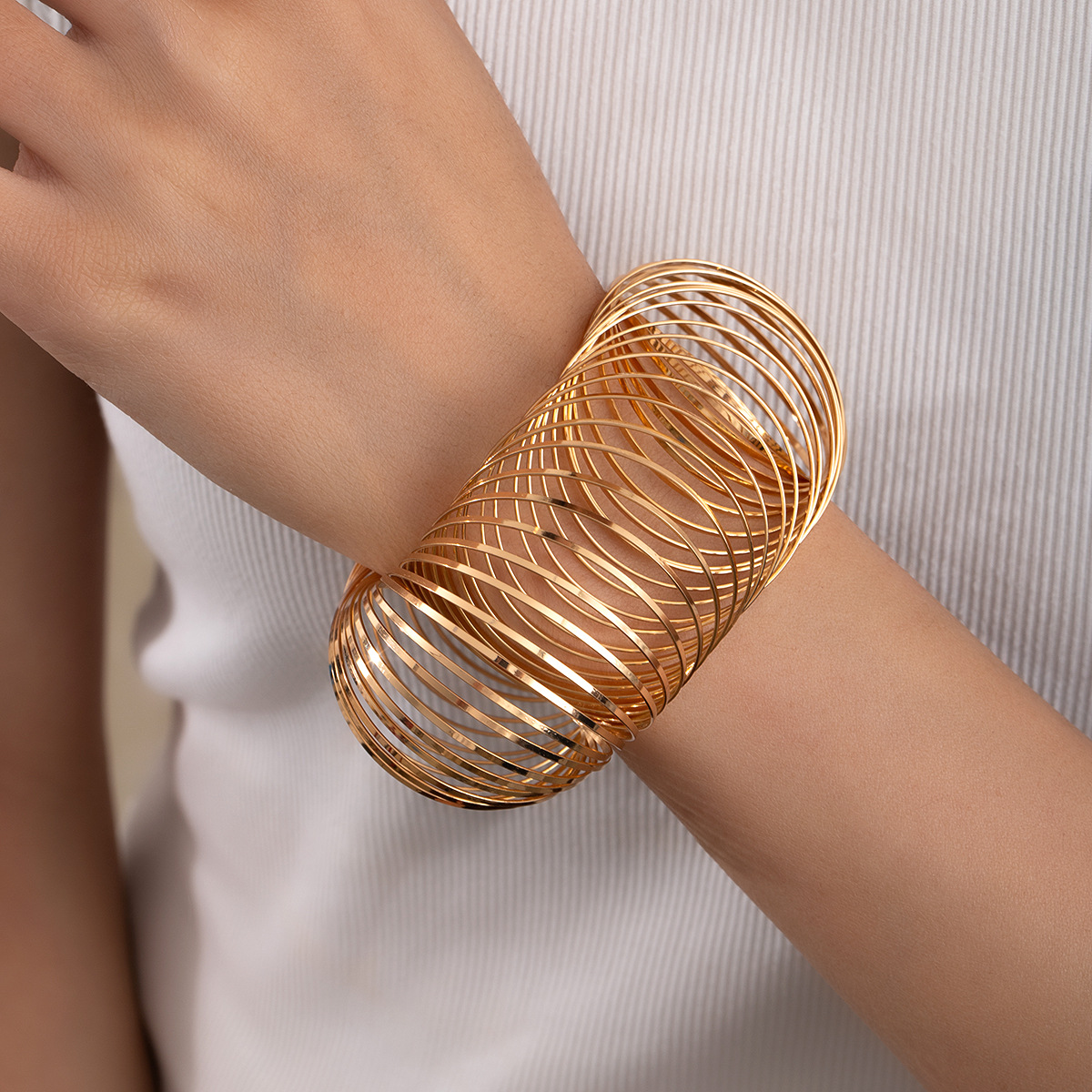 Wholesale European and American Niche Design Metal Bracelets for Women, High-End Elegant, Flat Round Spring Bracelets, Retro Aessible Luxury Bracelets