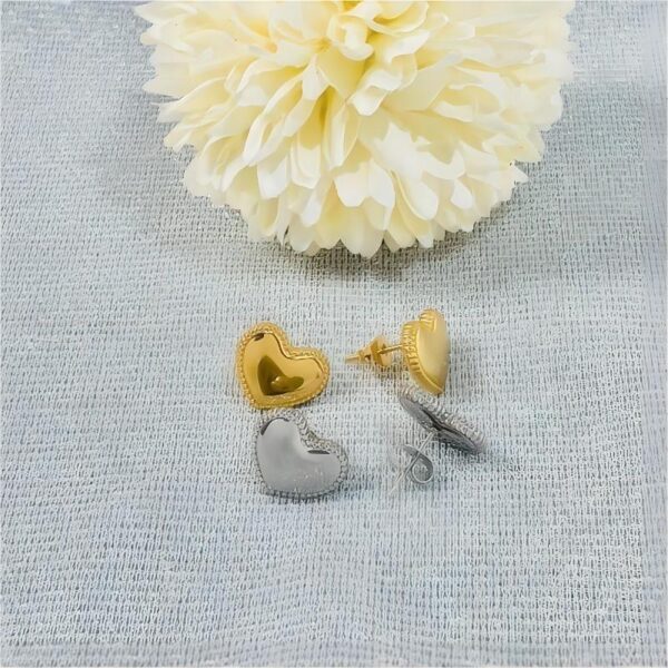 Wholesale PVD Coated 18K Gold Plated Heart Shape Stainless Steel Vintage Style Waterproof Non Tarnish Ear Studs