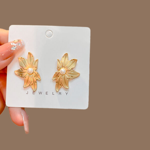 oly-9b518a5141ba5374251f2ac5368fd6d0 Wholesale High-grade cold exaerated metal pleated geometric earrings ins personality retro French flower peach heart stud earrings
