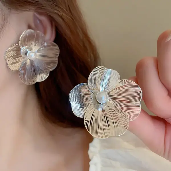 Wholesale 1 Pair Vintage Style Simple Style Flower Plating Copper Ear Studs