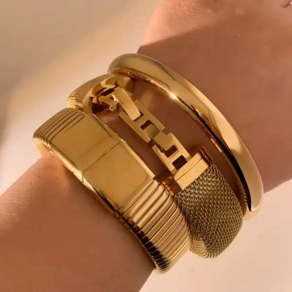 Wholesale PVD Coated Real Gold Plated 16K White Plating Solid Color 304 Stainless Steel Modern Style Waterproof Non Tarnish Bangle