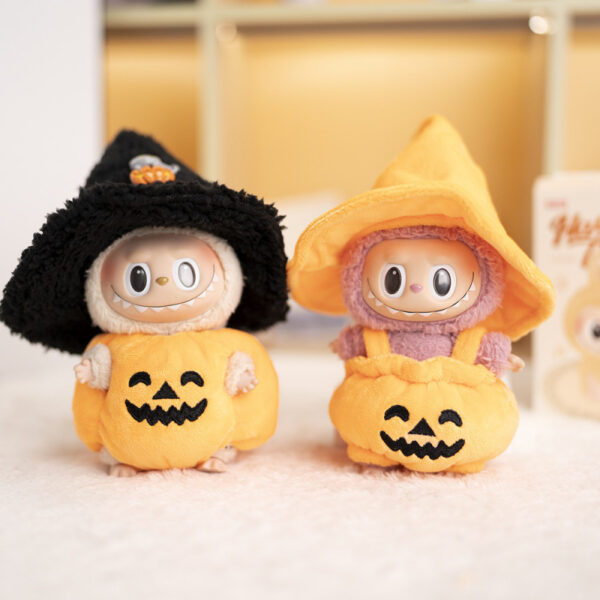 Wholesale Doll clothes keychains, Halloween hats, pumpkin costumes, and dress-up toys.