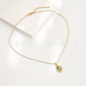 S0347 rose necklace on green background