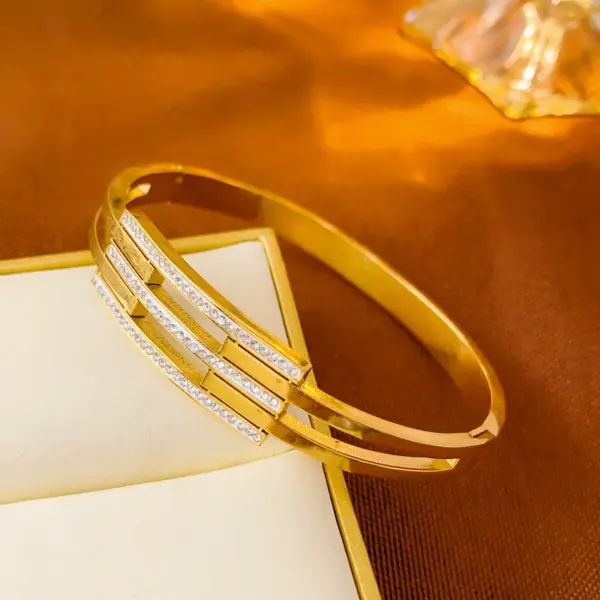 Wholesale Vacuum Plating Real Gold Plated 18K Geometric 304 Stainless Steel Glam Luxurious Classic Style Waterproof Non Tarnish Bangle