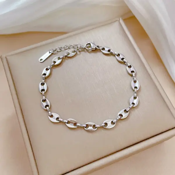 Wholesale PVD Coated Real Gold Plated Pig Nose Titanium Steel Casual Simple Style Waterproof Non Tarnish Titanium Steel Bracelets