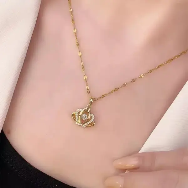 Wholesale Real Gold Plated Crown 304 Stainless Steel Fashion Waterproof Non Tarnish Pendant Necklace