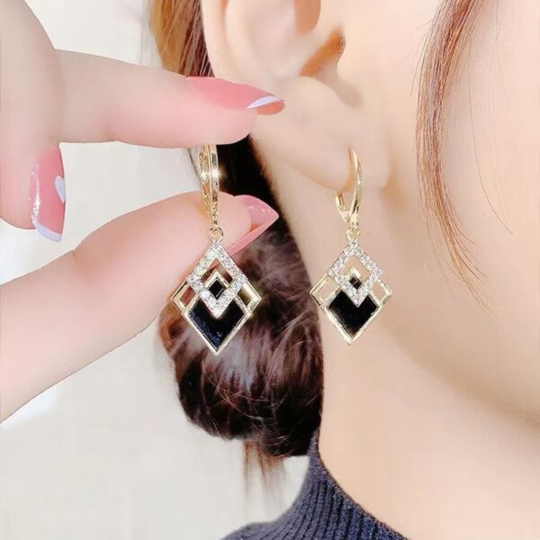 Wholesale High-end Elegant Black Diamond Earrings Japanese and Korean-style Niche Design Light Luxury Distinctive Geometric Earrings Exquisite Ear Buckle for Women