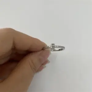 Real Platinum-Letter E / One Size