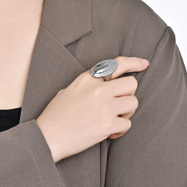 Wholesale European and American simple light luxury oval large smooth titanium steel ring women's temperament exaggerated high-end fashion wearing food ring