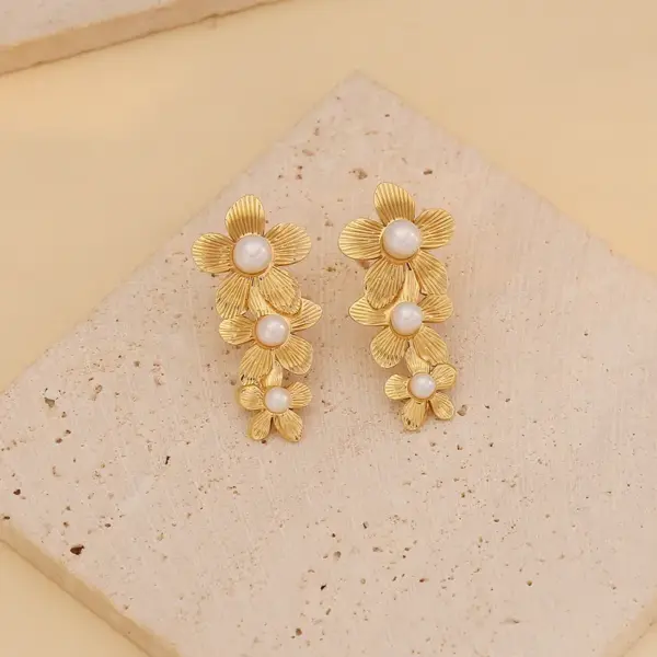 Wholesale Ion Plating (IP) 18K Gold Real Gold Plated Flower Butterfly 304 Stainless Steel Luxurious Simple Style Commute Waterproof Non Tarnish Ear Studs