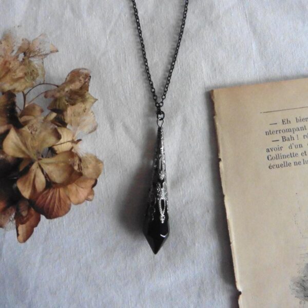 Wholesale Cross-border foreign trade gothic dark red and black glass crystal pendant necklace factory direct sales