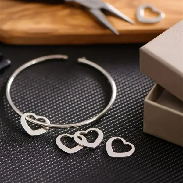 304 Stainless Steel Stainless Steel Heart Shape PVD Coated 18K Real Gold Plated Simple Style Commute Plating Bangle