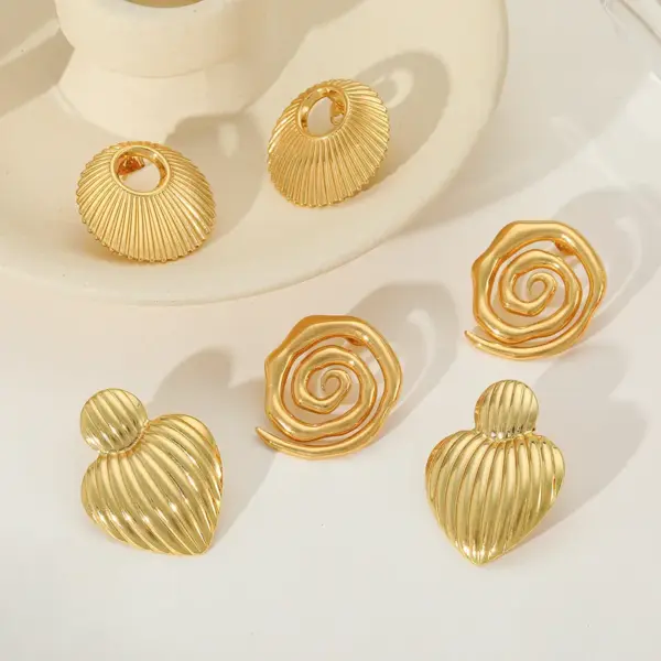 Wholesale 1 Pair Cute Simple Style Round Heart Shape 304 Stainless Steel 18K Gold Plated Ear Studs