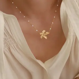 PVD Coated Real Gold Plated 18K Gold Flower 304 Stainless Steel Waterproof Non Tarnish 304 Stainless Steel Pendant Necklace