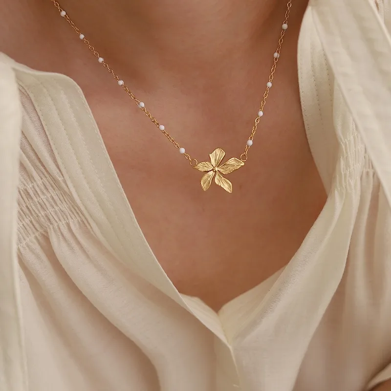 Wholesale PVD Coated Real Gold Plated 18K Gold Flower 304 Stainless Steel Waterproof Non Tarnish 304 Stainless Steel Pendant Necklace
