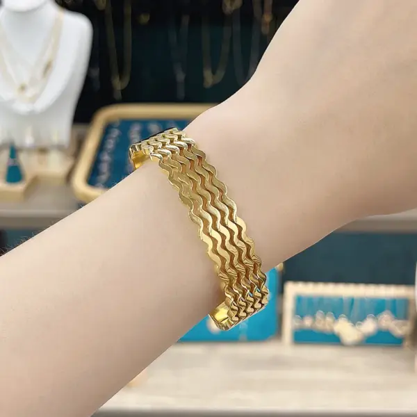Wholesale Simple Style Commute Geometric Grain 18K Gold Plated Gold Plated 304 Stainless Steel Wholesale Bangle