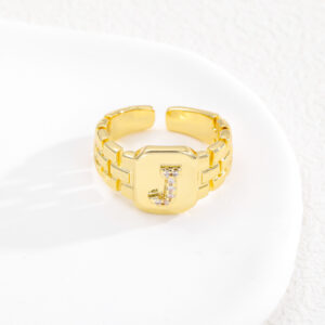 J / The opening is adjustable