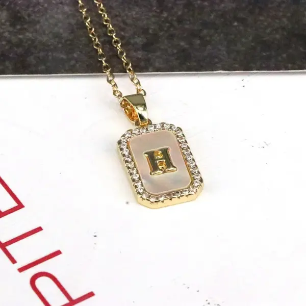 Wholesale Copper 18K Gold Plated Simple Style Classic Style Plating Inlay Letter Shell Pendant Necklace