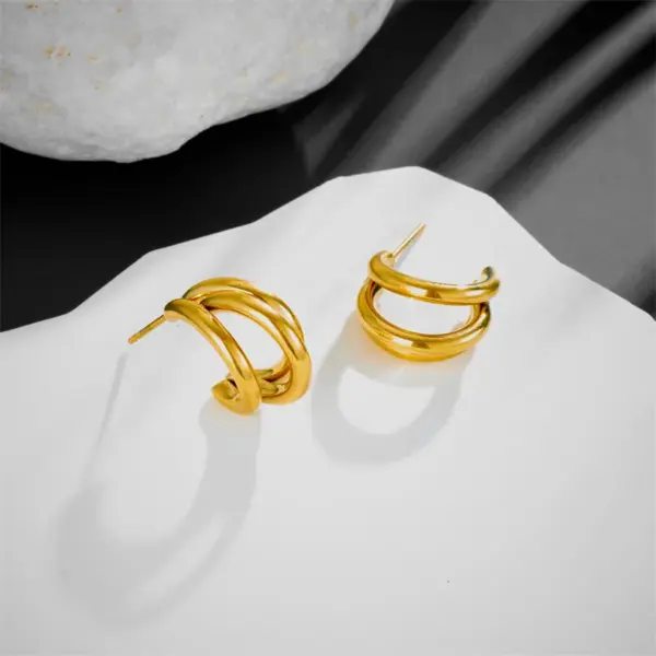 Wholesale Elegant Solid Color Titanium Steel Plating Ear Studs 1 Pair