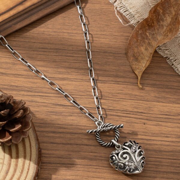 Wholesale Cross-Border Retro Gold Tang Grass Pattern Love Hollow Pendant Necklace Women's Light Luxury Fashion Temperament Niche Design