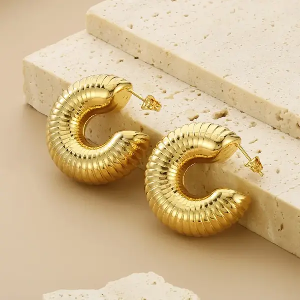Wholesale 304 Stainless Steel C Shape Solid Color PVD Coated 18K Real Gold Plated Simple Style Waterproof Non Tarnish Plating Ear Studs