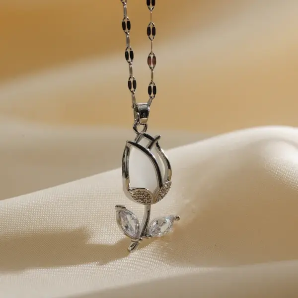 Wholesale Copper Flower Electroplating Rhinestones Copper Plated Simple Style Classic Style Plating Inlay Pendant Necklace