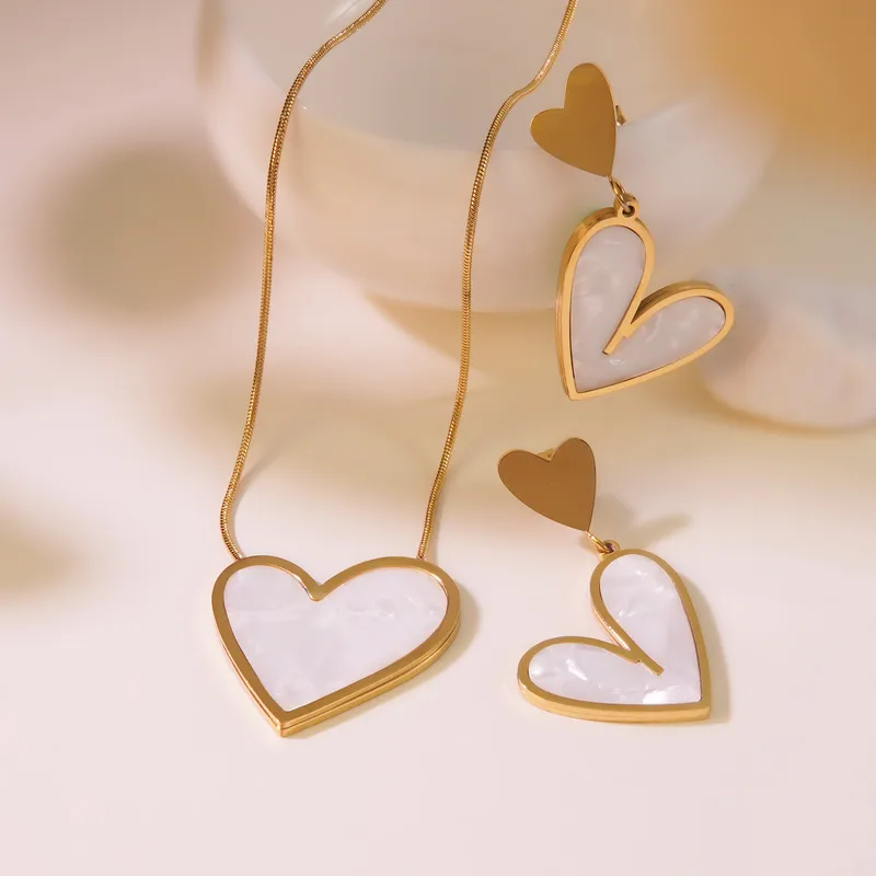 Wholesale 304 Stainless Steel Plastic Heart Shape Ion Plating (IP) Acrylic 18K Gold Plated Elegant Sweet Waterproof Non Tarnish Inlay White Gold Black