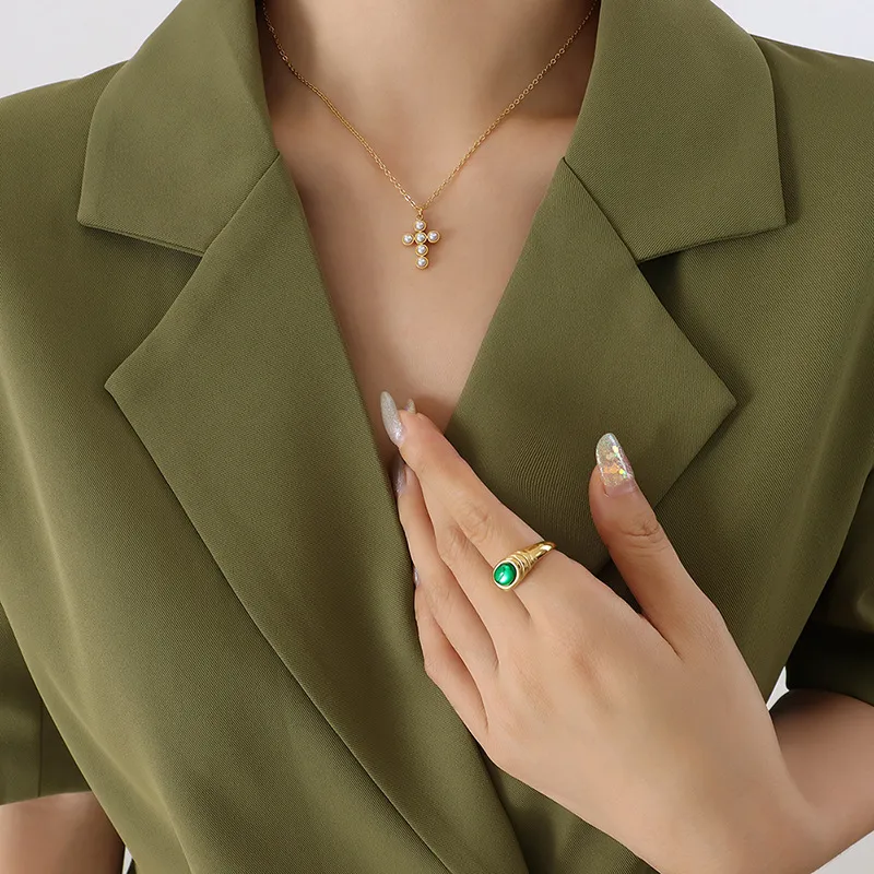 PVD Coated Real Gold Plated 18K Gold Cross 304 Stainless Steel Simple Style Waterproof Non Tarnish 304 Stainless Steel Pendant Necklace