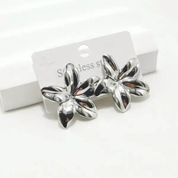 304 Stainless Steel Flower Ion Plating (IP) Golden Plated Elegant Retro Commute Waterproof Non Tarnish Gold Silver Ear Studs