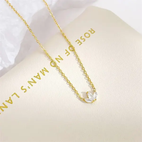 PVD Coated 18K Gold Platinum Real Gold Plated Flower 304 Stainless Steel Simple Style Waterproof Non Tarnish 304 Stainless Steel Pendant Necklace