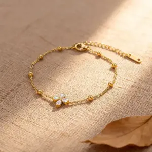 CE08 Zirconia Inlaid Four-Leaf Clover Bracelet - / Gold