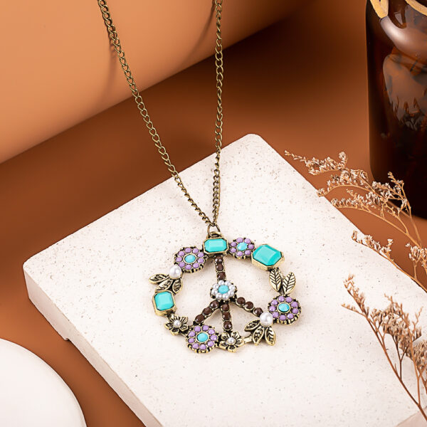 Wholesale Aliexpress Hot Selling Necklace Retro Personalized Jewelry Inlaid with Pearls Lucky Style Anti-War Flower Necklace
