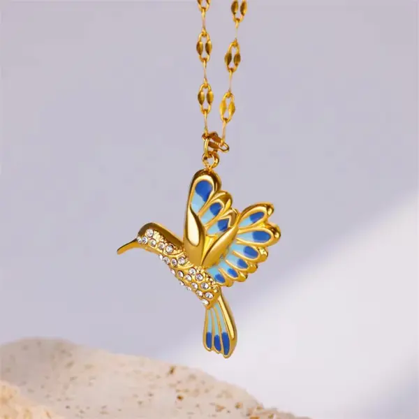 Wholesale PVD Coated Real Gold Plated Hummingbird 304 Stainless Steel Elegant Pastoral Waterproof Non Tarnish 304 Stainless Steel Pendant Necklace