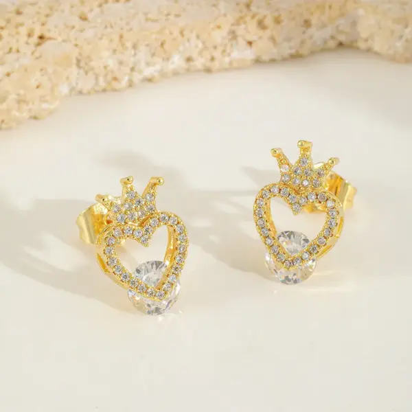 1 Pair Casual Elegant Shiny Heart Shape Crown Inlay Copper Zircon Imitation Gold Ear Studs